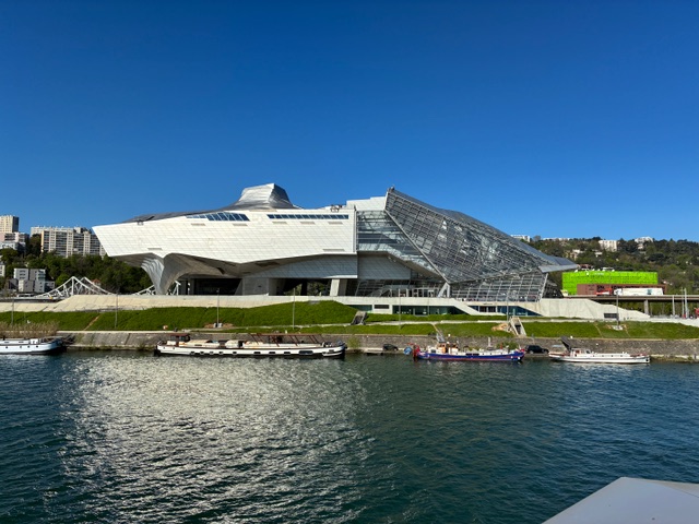 revue-sur-mesure-lieux-ouverts-ville-cadree_musee-confluences-1.jpeg